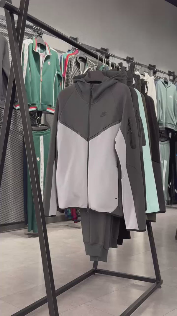 Nike Tech Fleece pánska tepláková súprava, grafitová - čierna, červené logo. Model 2024. Prémiová kvalita